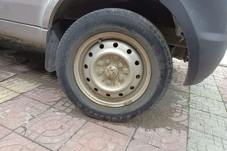 Used Wuling Rongguang Small Truck 2017 1.2L Single-Row Basic Model LSI Right Front Wheel Hub