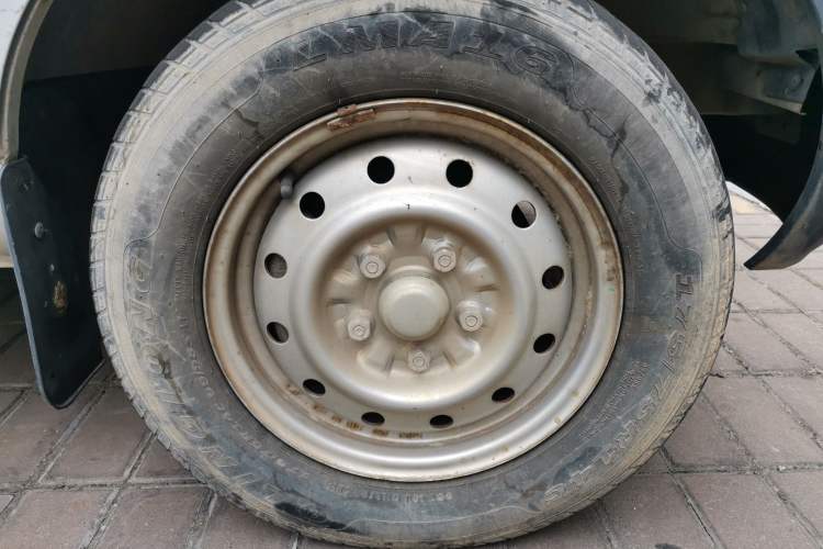 Used Wuling Rongguang Small Truck 2017 1.5L Single-Cab Basic Version L3C Right Front Wheel Hub