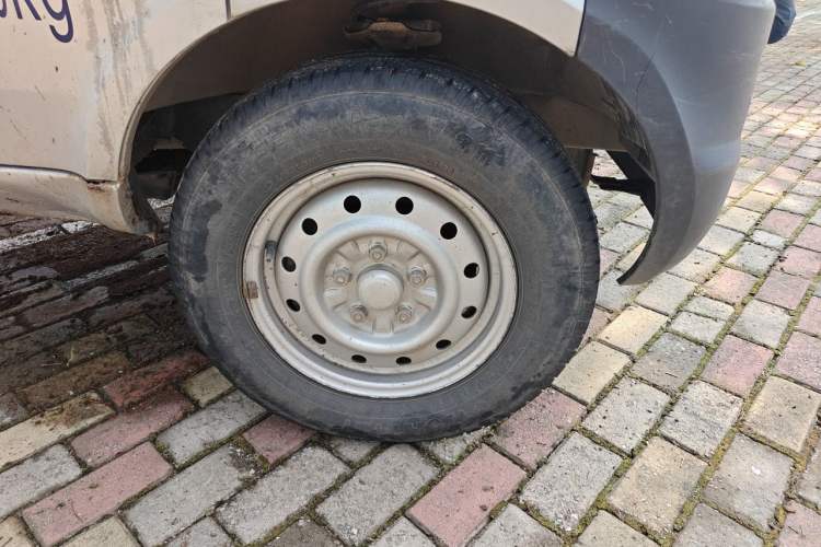 Used Wuling Rongguang Small Truck 2017 1.5L Single-Cab Basic Version L3C Right Front Wheel Hub