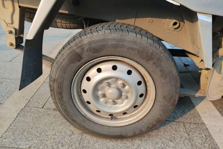 Used Wuling Rongguang Small Truck 2017 1.5L Double-Cab Basic Version L3C Right Rear Wheel Hub
