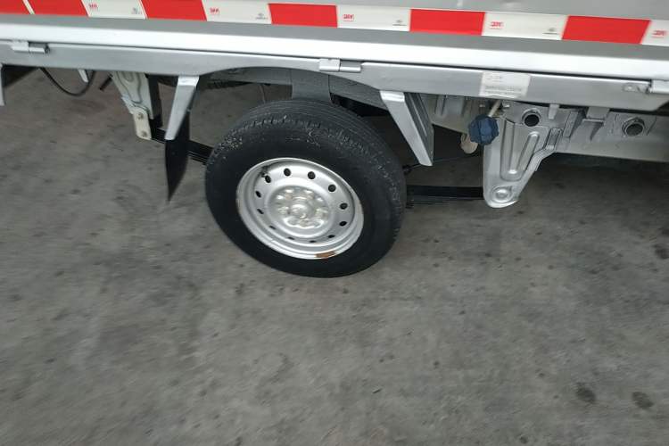 Used Wuling Rongguang Small Truck 2017 1.5L Double-Cab Basic Version L3C Right Rear Wheel Hub
