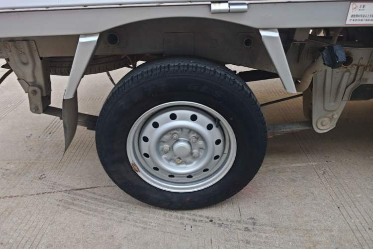 Used Wuling Rongguang Small Truck 2017 1.5L Double-Cab Basic Version L3C Right Rear Wheel Hub
