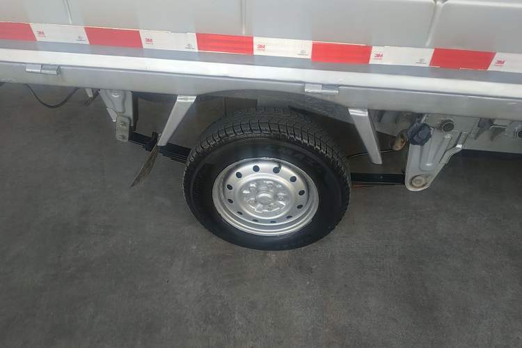 Used Wuling Rongguang Small Truck 2017 1.5L Double-Cab Basic Version L3C Right Rear Wheel Hub