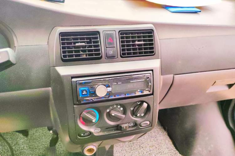 Used Wuling Rongguang Small Truck 2018 1.5L New Card Single-Row L3C Audio And AC Panel