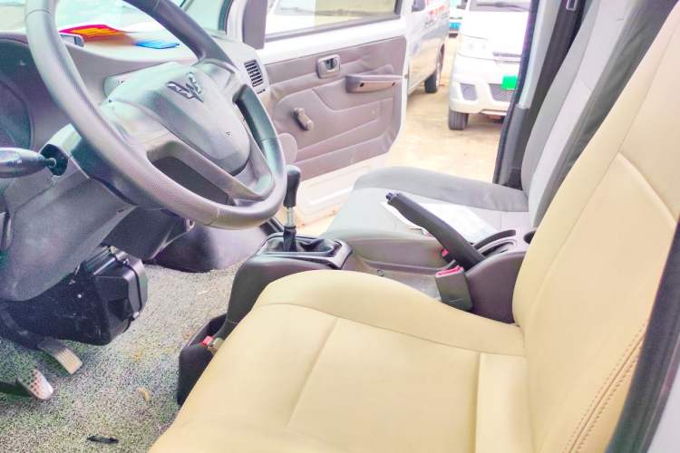 Used Wuling Rongguang Small Truck 2018 1.5L New Card Single-Row L3C Left Front Seat