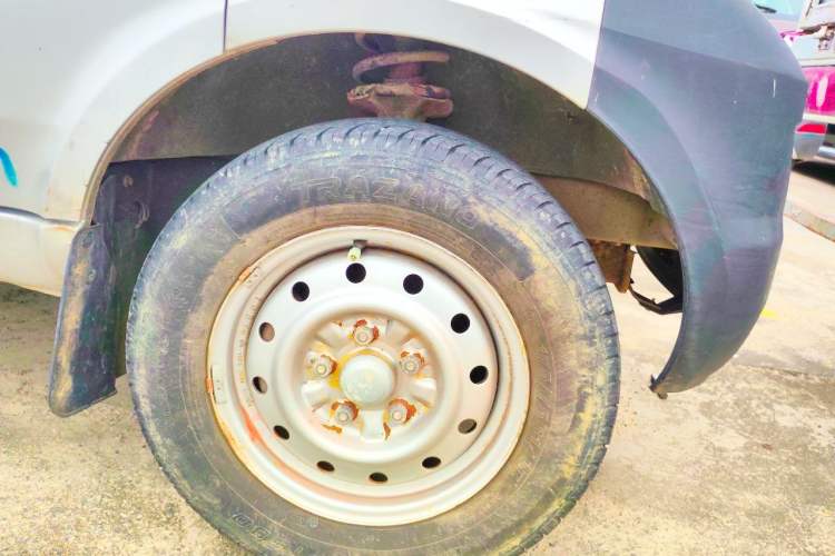 Used Wuling Rongguang Small Truck 2018 1.5L New Card Single-Row L3C Right Front Wheel Hub
