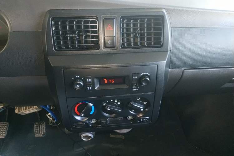 Used Wuling Rongguang Small Truck 2019 1.5L Base Single-Row Emission Standard VI L3C Audio And AC Panel