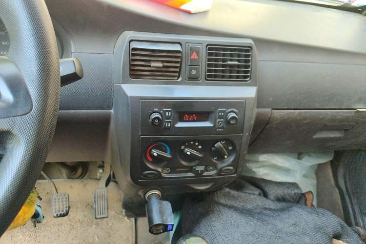 Used Wuling Rongguang Small Truck 2019 1.5L Base Single-Row Emission Standard VI L3C Audio And AC Panel