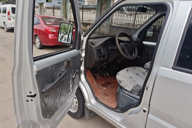 Used Wuling Rongguang Small Truck 2019 1.5L Base Version Double-Cab Euro VI L3C Driver Seat
