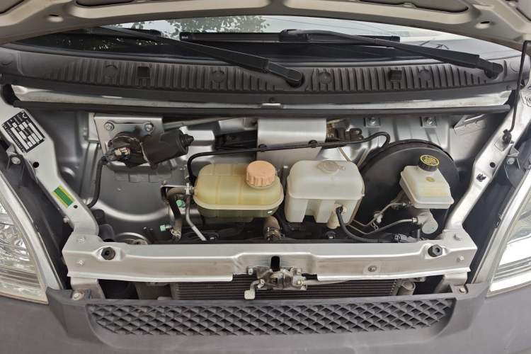 Used Wuling Rongguang Small Truck 2019 1.5L Base Version Double-Cab Euro VI L3C Engine Bay