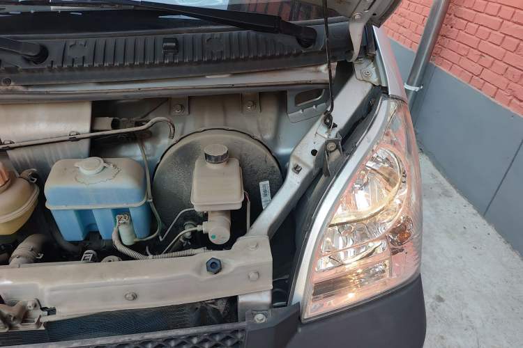 Used Wuling Rongguang Small Truck 2019 1.5L Base Version Double-Cab Euro VI L3C Engine Bay Left