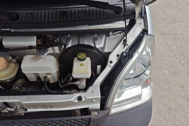 Used Wuling Rongguang Small Truck 2019 1.5L Base Version Double-Cab Euro VI L3C Engine Bay Left
