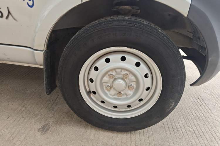 Used Wuling Rongguang Small Truck 2019 1.5L Base Version Double-Cab Euro VI L3C Right Front Wheel Hub