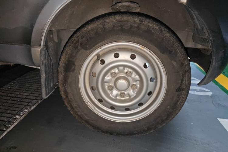 Used Wuling Rongguang Small Truck 2019 1.2L Base Model Single-Row LSI Right Front Wheel Hub