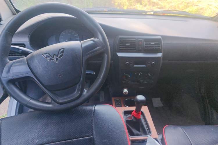 Used Wuling Rongguang Small Truck 2019 1.5L Base Version Double-Cab L3C Center Console