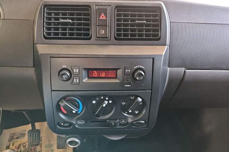Used Wuling Rongguang Small Truck 2020 1.5L Base Version China VI Standard Double-Cab L3C Audio And AC Panel