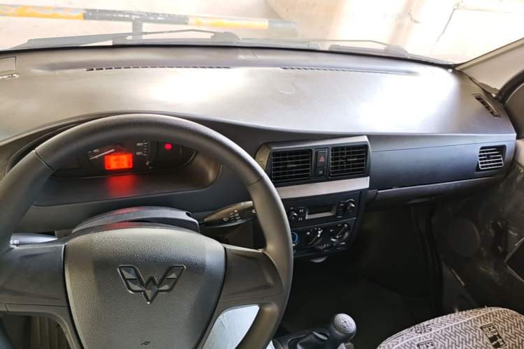 Used Wuling Rongguang Small Truck 2020 1.5L Base Version China VI Standard Double-Cab L3C Center Console