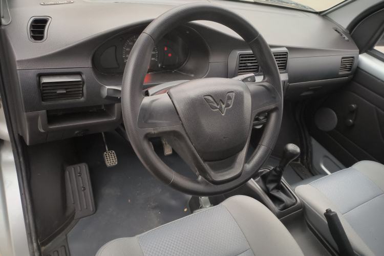 Used Wuling Rongguang Small Truck 2020 1.5L Base Version China VI Standard Single-Row L3C Center Console