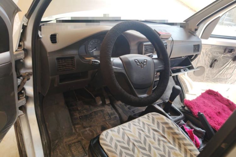 Used Wuling Rongguang Small Truck 2020 1.5L Base Version China VI Standard Single-Row L3C Center Console