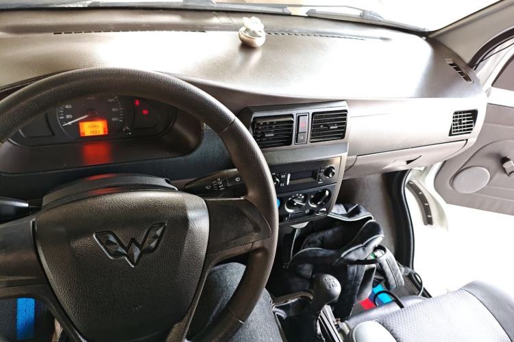 Used Wuling Rongguang Small Truck 2020 1.5L Base Version China VI Standard Single-Row L3C Center Console