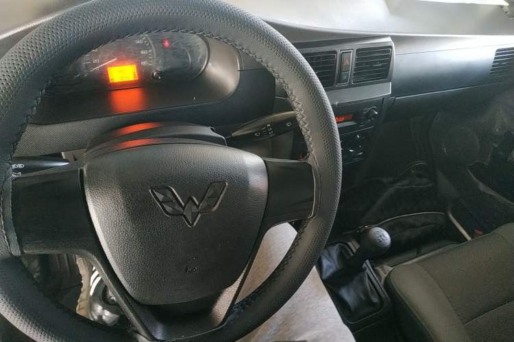 Used Wuling Rongguang Small Truck 2020 1.5L Base Version China VI Standard Single-Row L3C Center Console