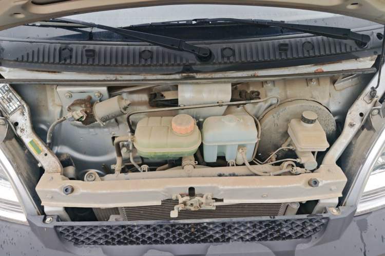 Used Wuling Rongguang Small Truck 2020 1.5L Base Version China VI Standard Double-Cab L3C Engine Bay