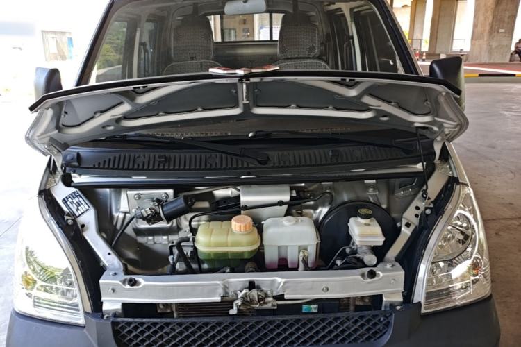 Used Wuling Rongguang Small Truck 2020 1.5L Base Version China VI Standard Double-Cab L3C Engine Bay
