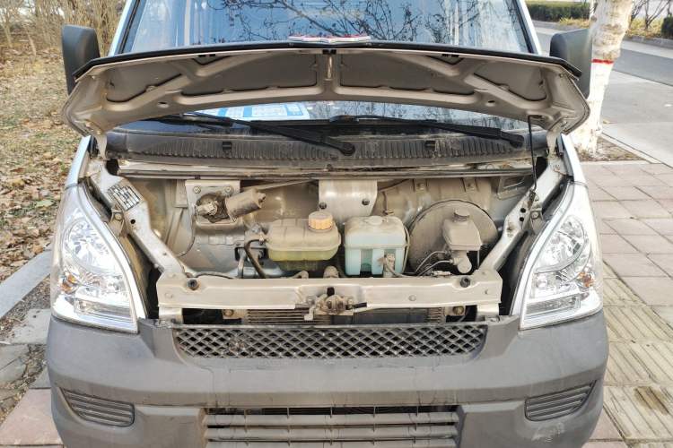 Used Wuling Rongguang Small Truck 2020 1.5L Base Version China VI Standard Double-Cab L3C Engine Bay