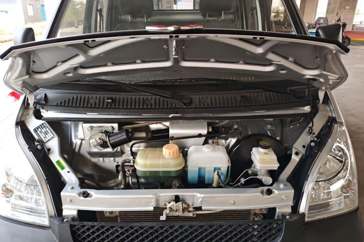 Used Wuling Rongguang Small Truck 2020 1.5L Base Version China VI Standard Double-Cab L3C Engine Bay