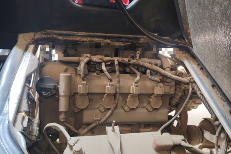 Used Wuling Rongguang Small Truck 2020 1.5L Base Version China VI Standard Single-Row L3C Engine Bay
