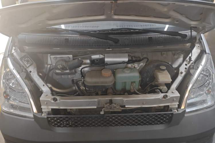 Used Wuling Rongguang Small Truck 2020 1.5L Base Version China VI Standard Double-Cab L3C Engine Bay