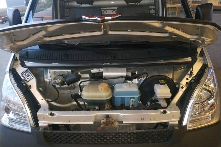 Used Wuling Rongguang Small Truck 2020 1.2L Base Version China VI Standard Single-Row LSI Engine Bay