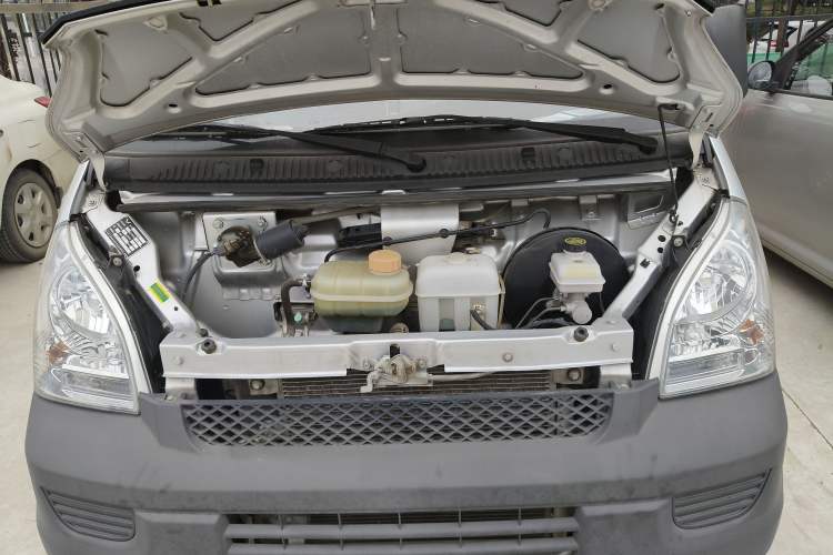 Used Wuling Rongguang Small Truck 2020 1.5L Base Version China VI Standard Single-Row L3C Engine Bay