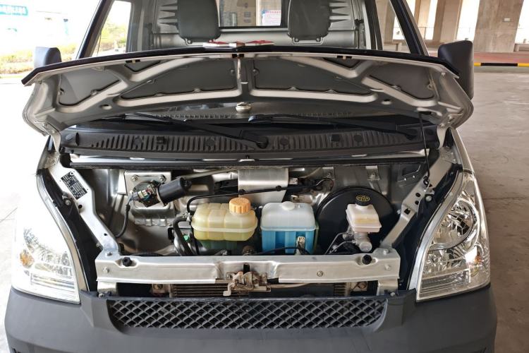 Used Wuling Rongguang Small Truck 2020 1.5L Base Version China VI Standard Single-Row L3C Engine Bay
