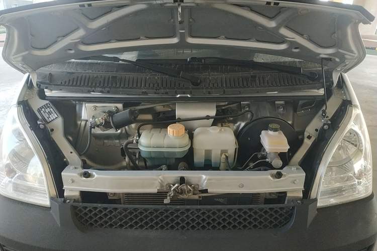 Used Wuling Rongguang Small Truck 2020 1.5L Base Version China VI Standard Single-Row L3C Engine Bay