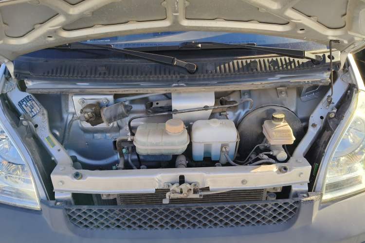 Used Wuling Rongguang Small Truck 2020 1.5L Base Version China VI Standard Double-Cab L3C Engine Bay