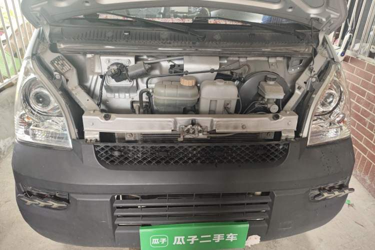 Used Wuling Rongguang Small Truck 2020 1.5L Base Version China VI Standard Single-Row L3C Engine Bay