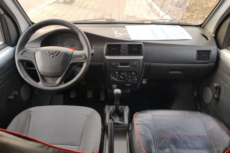 Used Wuling Rongguang Small Truck 2020 1.5L Base Version China VI Standard Double-Cab L3C Interior 2