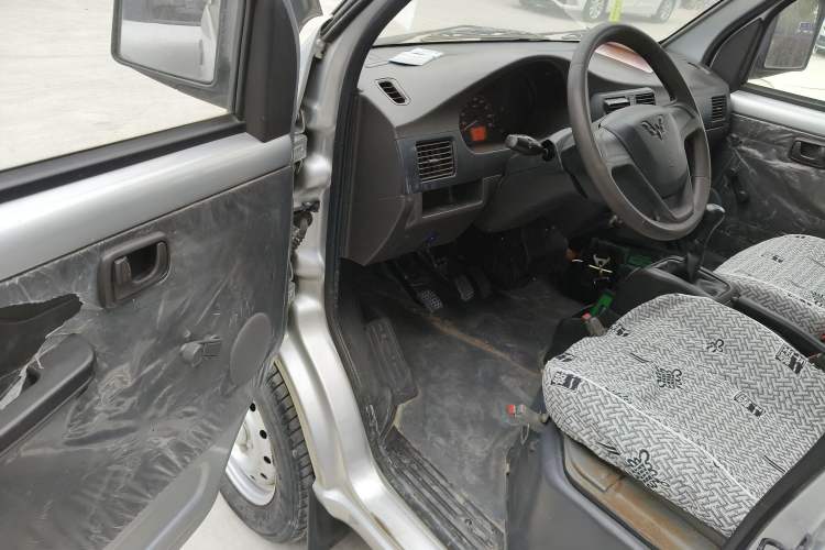 Used Wuling Rongguang Small Truck 2020 1.5L Base Version China VI Standard Single-Row L3C Interior 3