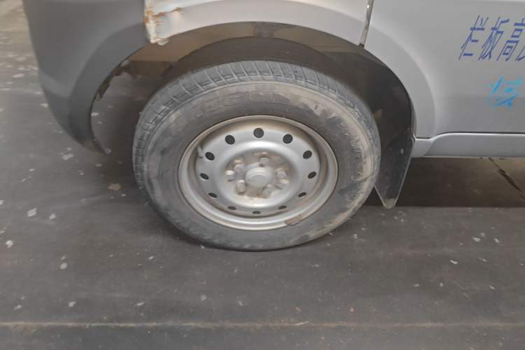 Used Wuling Rongguang Small Truck 2020 1.5L Base Version China VI Standard Double-Cab L3C Left Front Wheel Hub