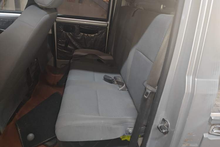 Used Wuling Rongguang Small Truck 2020 1.5L Base Version China VI Standard Double-Cab L3C Left Rear Seat