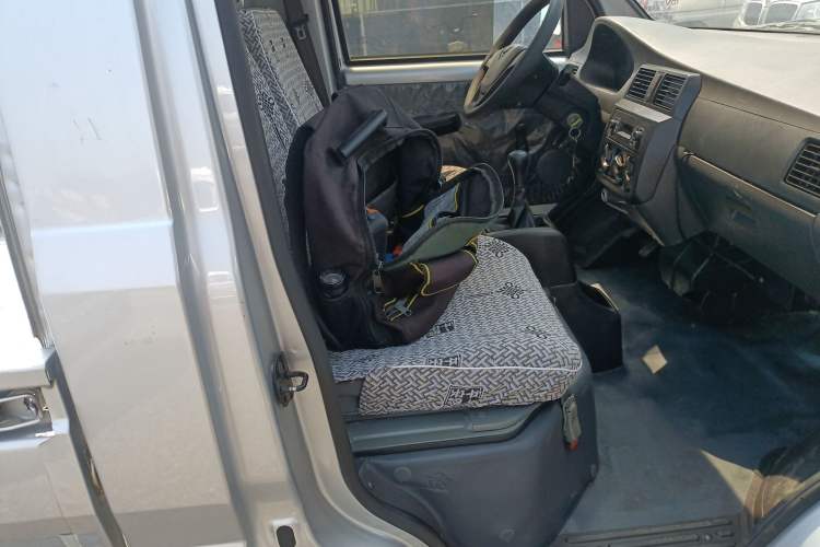 Used Wuling Rongguang Small Truck 2020 1.5L Base Version China VI Standard Single-Row L3C Right Front Seat