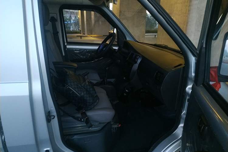 Used Wuling Rongguang Small Truck 2020 1.2L Base Version China VI Standard Single-Row LSI Right Front Seat