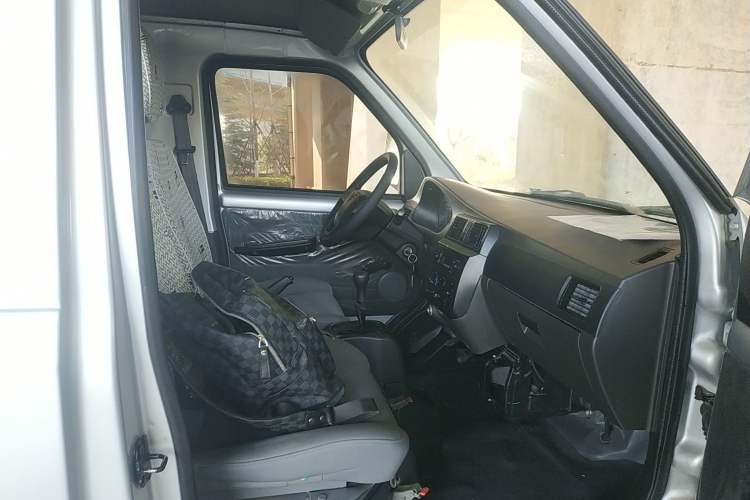 Used Wuling Rongguang Small Truck 2020 1.5L Base Version China VI Standard Single-Row L3C Right Front Seat