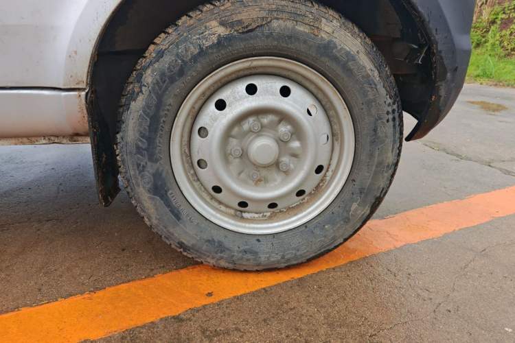 Used Wuling Rongguang Small Truck 2020 1.5L Base Version China VI Standard Double-Cab L3C Right Front Wheel Hub
