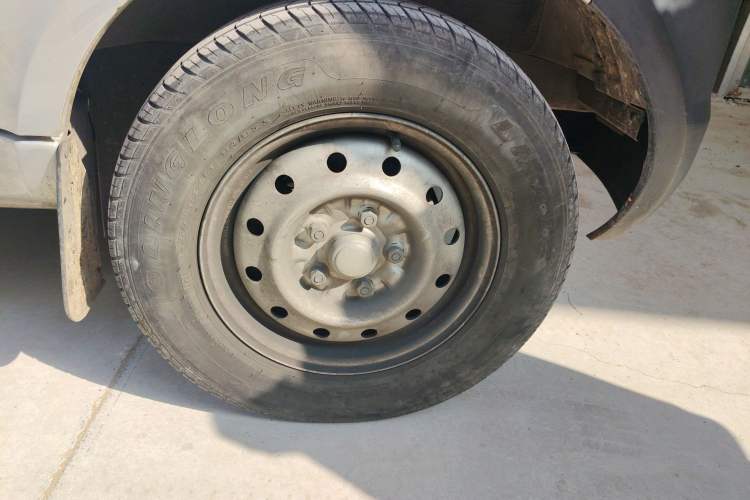 Used Wuling Rongguang Small Truck 2020 1.5L Base Version China VI Standard Single-Row L3C Right Front Wheel Hub