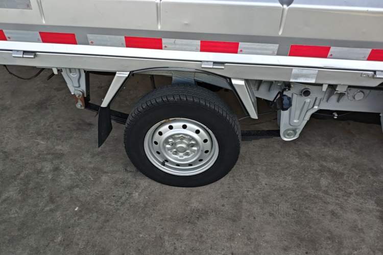 Used Wuling Rongguang Small Truck 2020 1.5L Base Version China VI Standard Double-Cab L3C Right Rear Wheel Hub