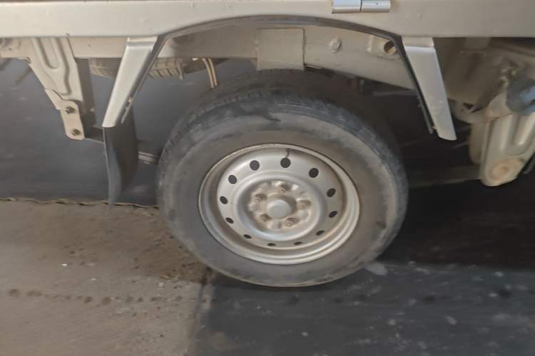 Used Wuling Rongguang Small Truck 2020 1.5L Base Version China VI Standard Double-Cab L3C Right Rear Wheel Hub