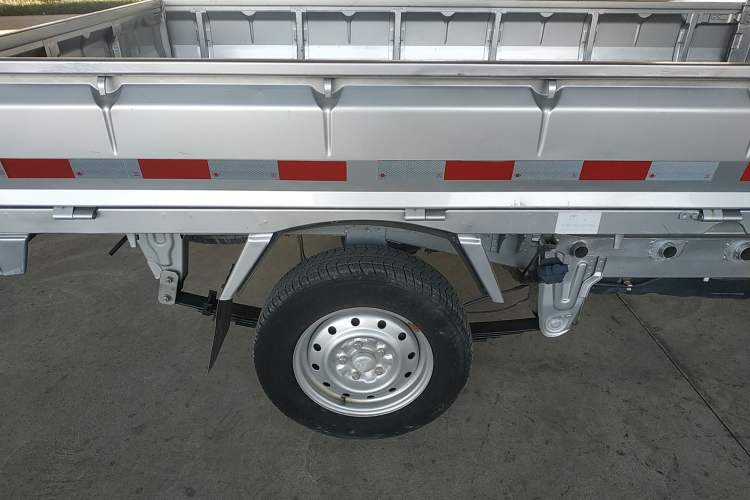 Used Wuling Rongguang Small Truck 2020 1.5L Base Version China VI Standard Single-Row L3C Right Rear Wheel Hub