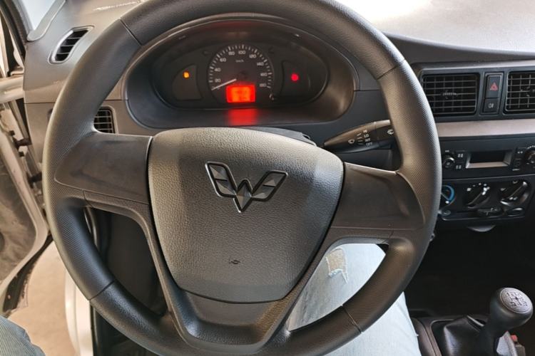Used Wuling Rongguang Small Truck 2020 1.5L Base Version China VI Standard Double-Cab L3C Steering Wheel